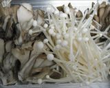 秋風味♪豆苗とカニカマのあざやかすまし汁作り方1写真