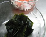 秋風味♪豆苗とカニカマのあざやかすまし汁作り方2写真