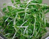 秋風味♪豆苗とカニカマのあざやかすまし汁作り方3写真
