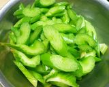【農家のレシピ】セロリのおかかキンピラ作り方1写真