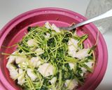 豆苗とチキンのにんにくレンチンサラダ作り方3写真