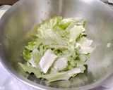 レタスの外葉とトマトの節約炒め作り方1写真