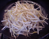 豆苗とソーセージの炒めもの作り方3写真