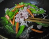 豚肉とししとう、にんじん炒めチーズのせ作り方2写真