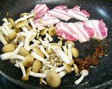 絶品！しめじと塩豚のやみつき醤油パスタ☆作り方3写真