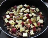 さつまいもと挽肉とにらのカレー炒め作り方3写真