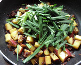 さつまいもと挽肉とにらのカレー炒め作り方4写真
