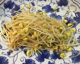 豆もやしと長ねぎ（青い部分）と卵の炒め物作り方1写真