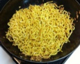簡単‼にらともやしの醤油焼きそば。作り方2写真