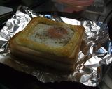 チーズ＆ハムの目ん玉トースト☀☀作り方3写真