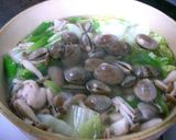 旨味たっぷり♪あさりと手羽元の塩バター鍋作り方3写真