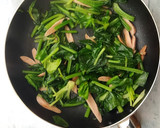 ほうれん草とギョニソのにんにく塩麹炒め作り方3写真
