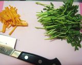 お弁当の彩りに♪豆苗と人参のこってり炒め作り方1写真