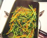 お弁当の彩りに♪豆苗と人参のこってり炒め作り方3写真