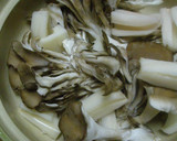 舞茸・蓮根・豚肉の土鍋蒸しスダチを添えて作り方2写真