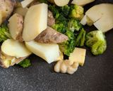 簡単★ブロッコリーとポテトのにんにく炒め作り方3写真