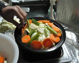 男子大学生達のタジン鍋作り方1写真