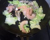 ☆エビとキャベツと舞茸のペペロンチーノ☆作り方2写真