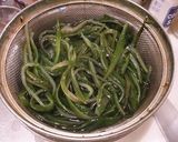 イカげそと茎わかめのにんにく炒め♪作り方1写真