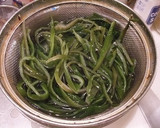 イカげそと茎わかめのにんにく炒め♪作り方1写真