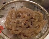 イカげそと茎わかめのにんにく炒め♪作り方2写真