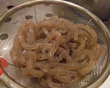 イカげそと茎わかめのにんにく炒め♪作り方2写真