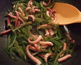 イカげそと茎わかめのにんにく炒め♪作り方4写真