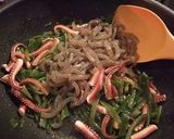 イカげそと茎わかめのにんにく炒め♪作り方5写真