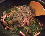 イカげそと茎わかめのにんにく炒め♪作り方5写真