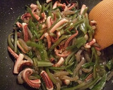 イカげそと茎わかめのにんにく炒め♪作り方6写真