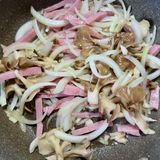 旨味凝縮！舞茸とベーコンの濃厚トマトソースパスタ作り方2写真