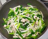 ごま油香る小松菜と豚肉の塩焼きそば作り方2写真