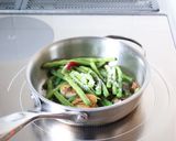 蒸し焼きで簡単に【インゲンのオイル蒸し】作り方3写真