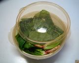 ハムで巻きます！旬菜ホウレン草作り方1写真