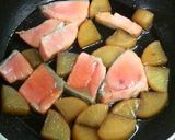 フライパンでOK！ 鮭と大根の煮物作り方3写真
