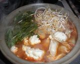 大根の葉、餃子、もやしのキムチ鍋作り方1写真
