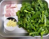 春菊とベーコンのバター炒め✿ 生姜入り作り方1写真