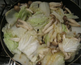 白菜としめじのミートソース缶炒め作り方3写真