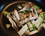 ツナと茸の焼きうどん✿柚子胡椒風味作り方4写真