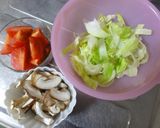 レタスとトマトのコンソメスープ作り方1写真