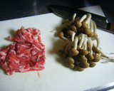 豚肉としめじのわさび醤油和え作り方1写真