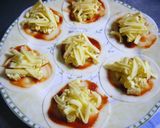 残った餃子の皮でミニピザ作り方4写真