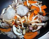 ビールによく合う豚肉茸春雨のピリ辛煮♫♬作り方3写真