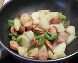 ソーセージとじゃが芋のBBQ炒め作り方5写真