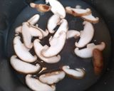 寒い日簡単昼食！豚バラキムチ卵椎茸肉汁うどん作り方3写真