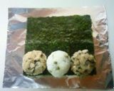 お祖母ちゃんの背中越し。おにぎりの包み方作り方2写真