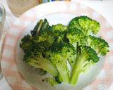 プロッコリーとサラダチキンの胡麻ドレ和え作り方1写真