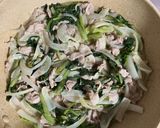 豚肉と春菊の胡麻ドレ炒め作り方2写真