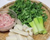 お野菜たっぷり！　レンコンと春菊の餃子作り方1写真