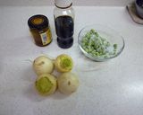 簡単　カブとグリンピース食べるラー油和え作り方1写真